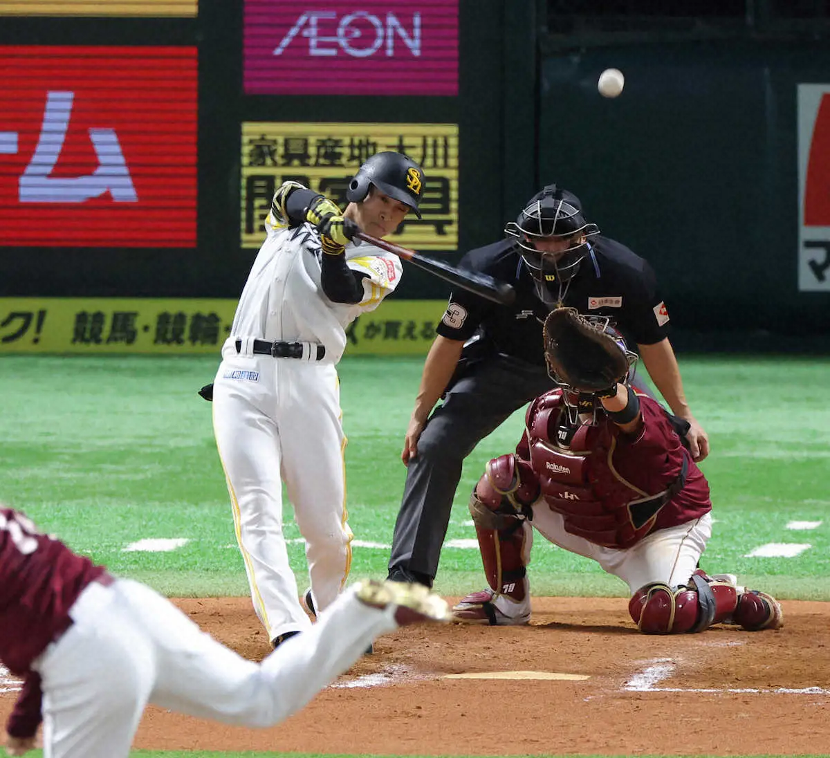 【画像・写真】ソフトバンクV王手!　劇的サヨナラでM2　小久保監督こん身のガッツポーズ!代打・柳町がサヨナラ打