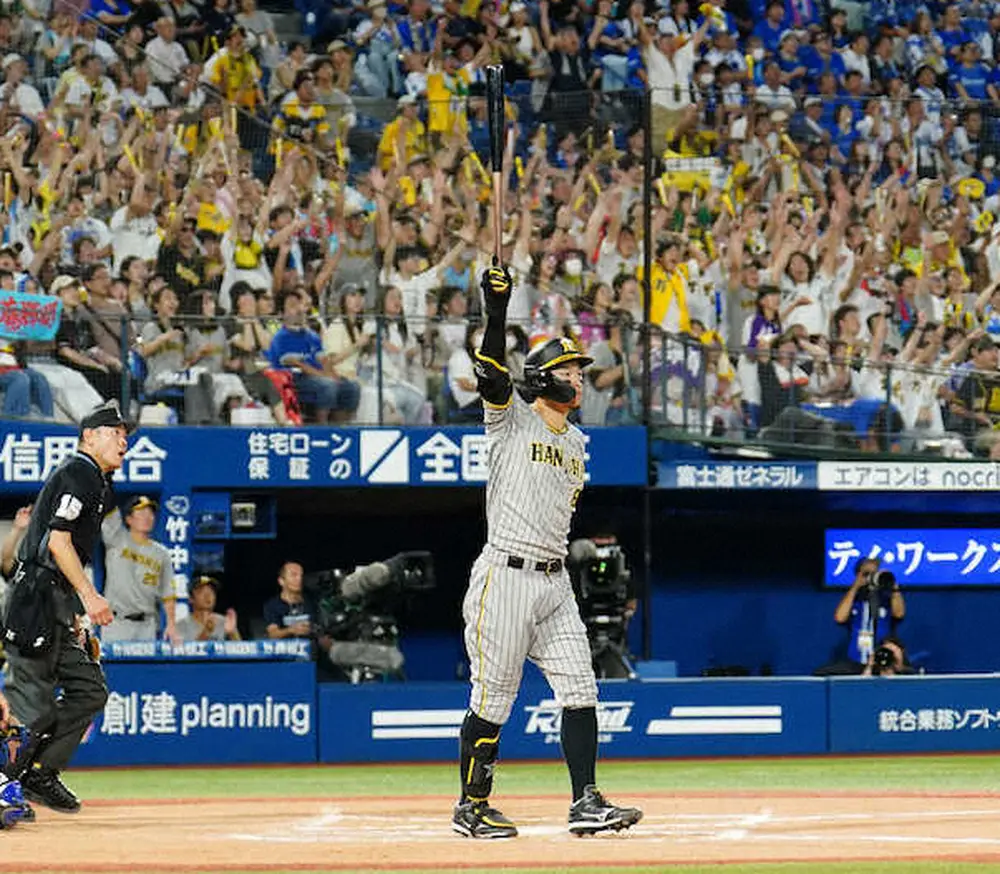 【画像・写真】阪神・佐藤輝　「もう完璧な一発」自画自賛の特大15号決勝ソロで首位巨人に2差再接近