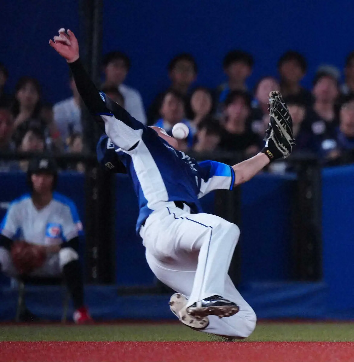 【画像・写真】西武“名手”源田がまさかの失策…ZOZOマリンの強風にあおられ捕球できず「難しかった」