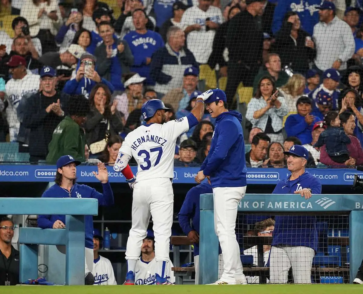 【画像・写真】万能ドジャース・大谷にも苦手があった！？　T・ヘルナンデス弾にヒマワリの種まき祝福パフォ挑戦も…