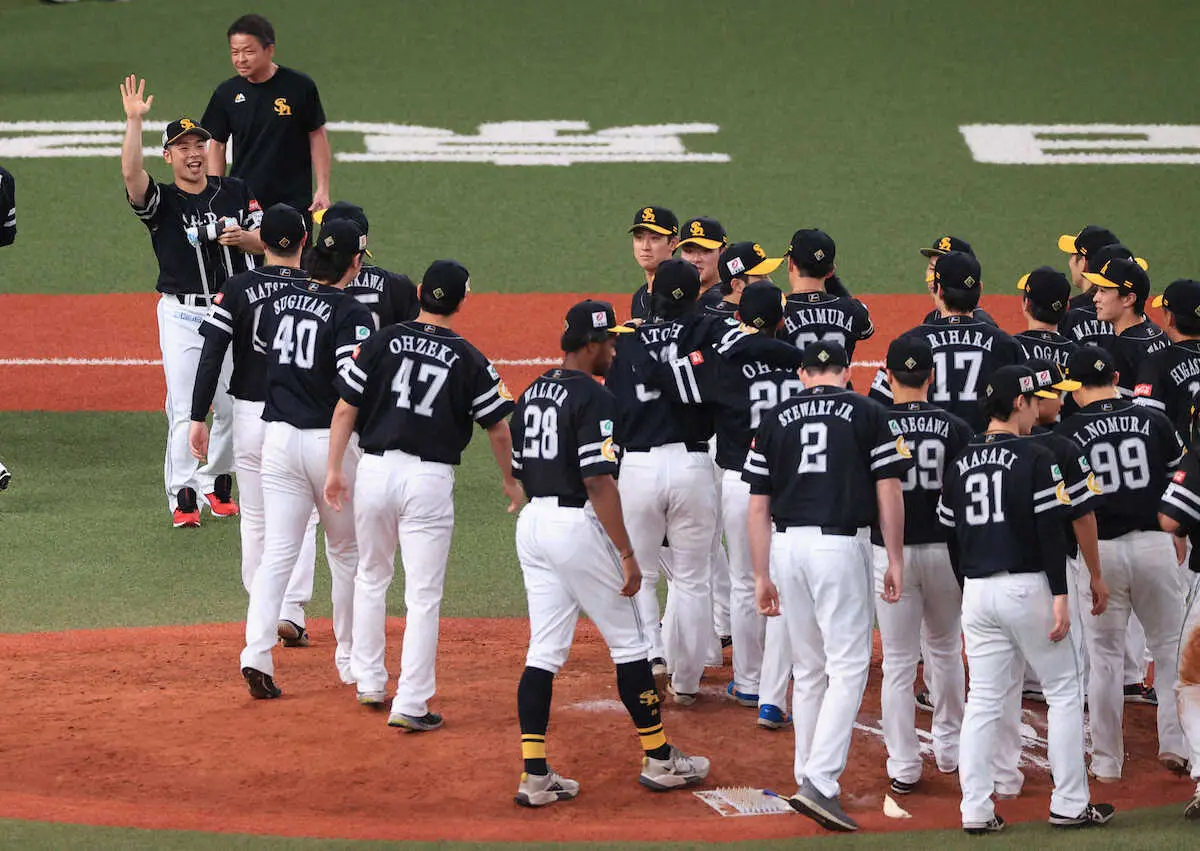 【画像・写真】右足首負傷のソフトバンクの近藤が松葉杖姿で歓喜の場に　「今度は日本一の輪にいられるように」