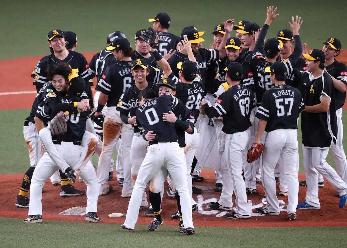 【画像・写真】選手会長の一振りでリーグV決めた！　ソフトバンク・周東が4回決勝三塁打「少し恩を返せたかな」