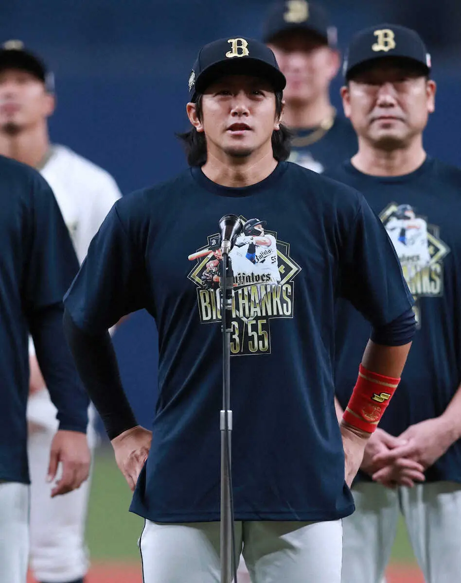 【画像・写真】オリックス・中嶋監督　最終戦セレモニーで今季限りで現役引退の小田、比嘉に“無茶ぶり”ファン歓喜