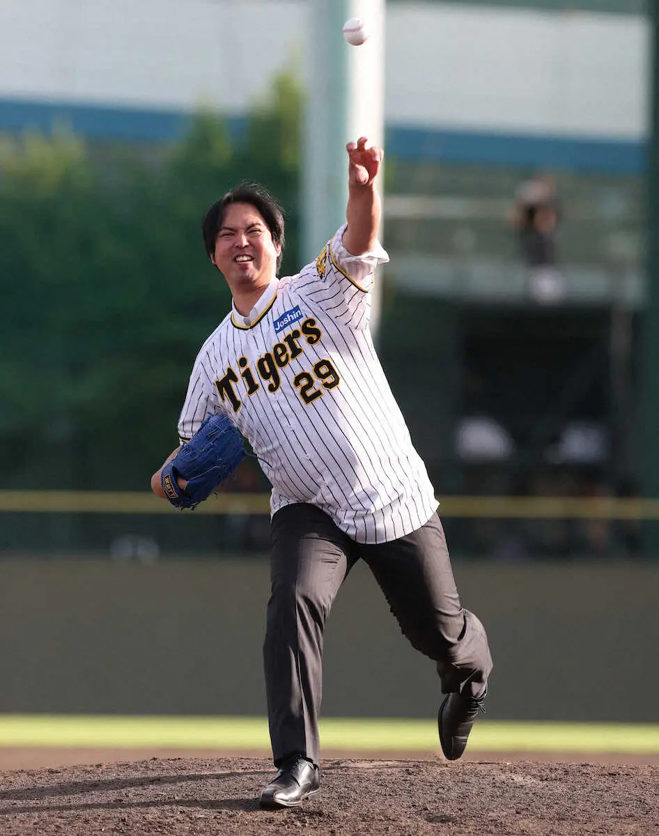 【画像・写真】阪神OBの井川氏　鳴尾浜で「ファイナルピッチセレモニー」