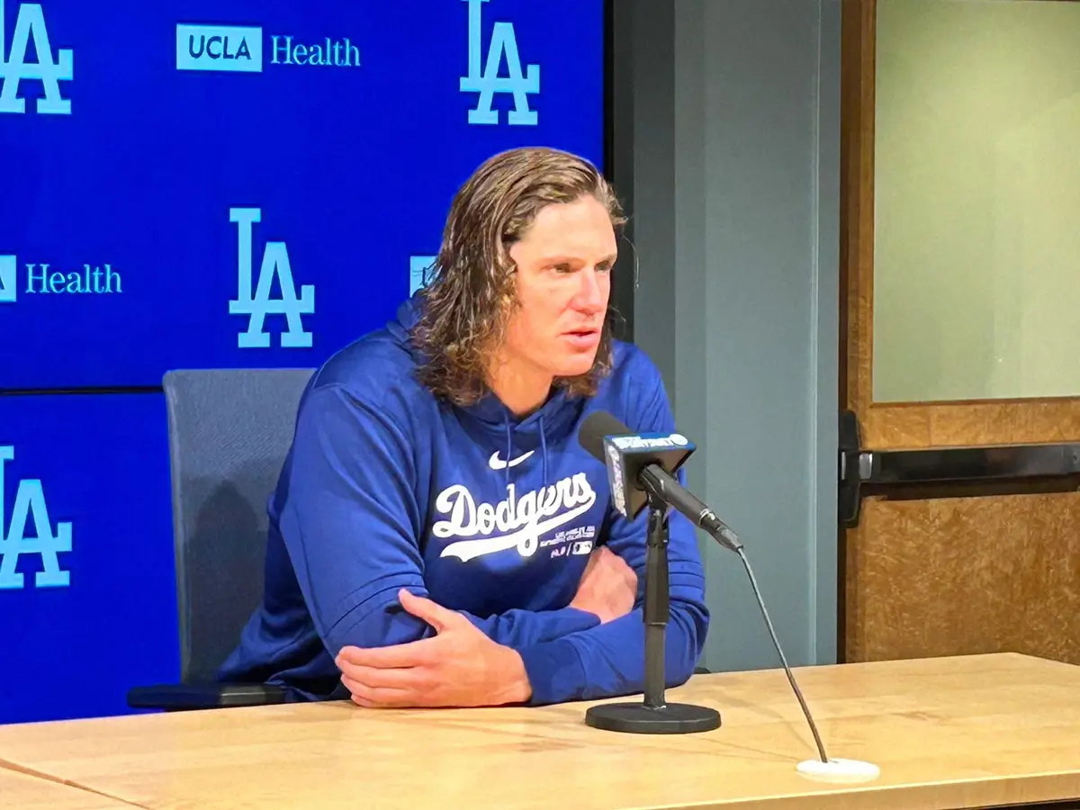 【画像・写真】上半身裸でシャンパンファイトのグラスノー　肉体美にファン「めっちゃ屈強」「身体バキバキ」