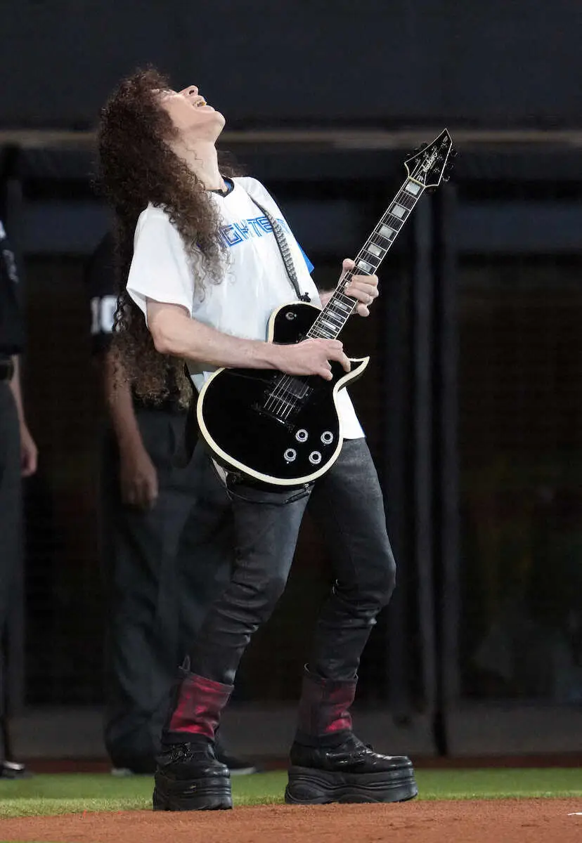 【画像・写真】世界的ギタリストのマーティ・フリードマンが国歌演奏　エスコンFにロックな「君が代」響く