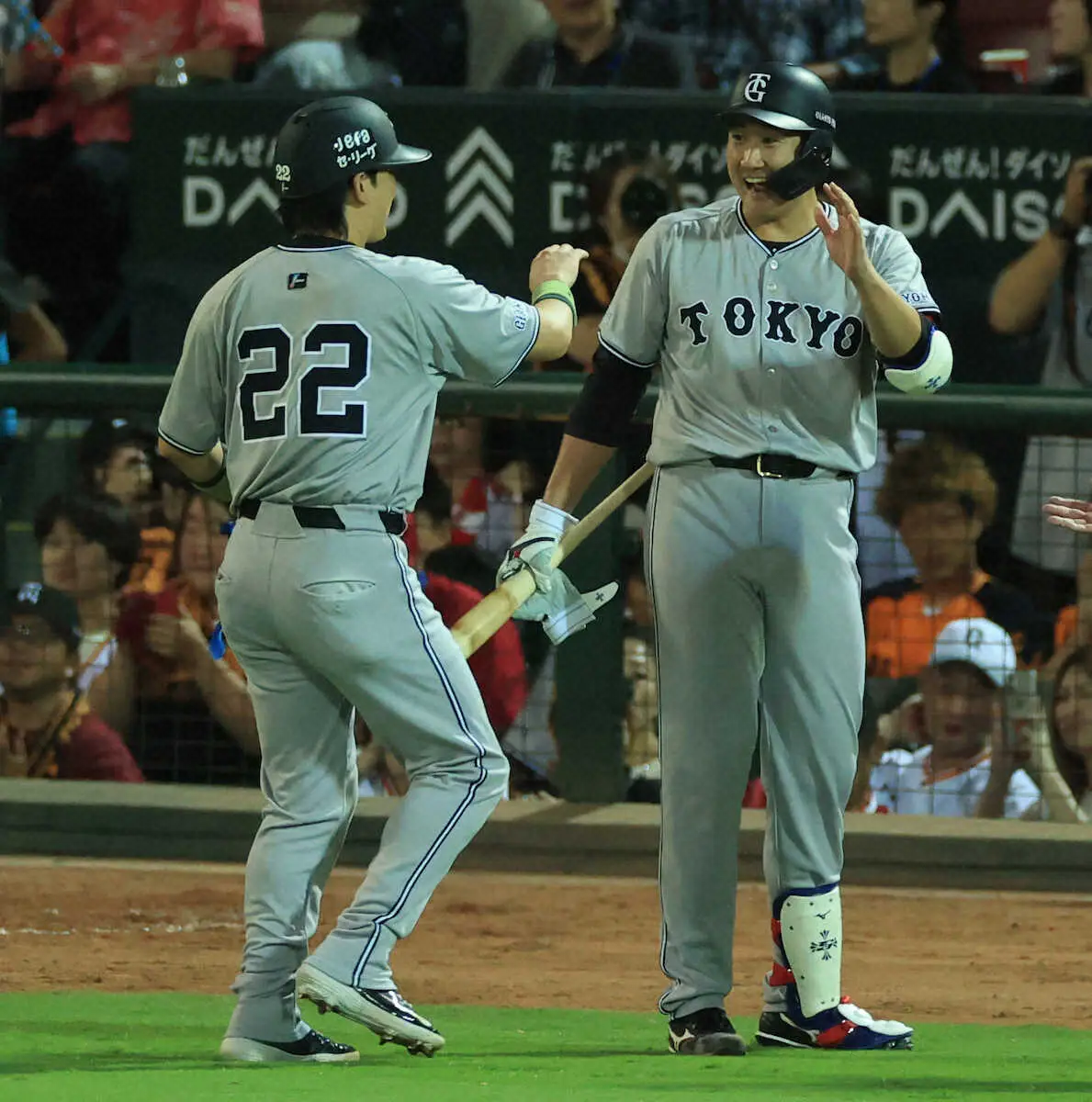 【画像・写真】巨人・小林誠司が菅野を強力援護！「泥臭く」6月30日以来の適時打で貴重追加点　塁上で満面の笑み