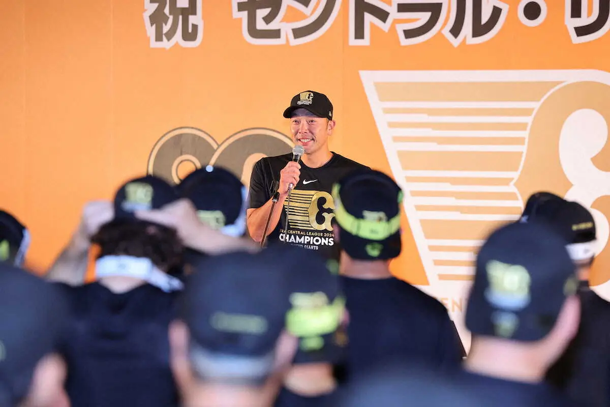 【画像・写真】巨人・阿部監督「やってやったなー！おいー！」勝利の美酒に酔いしれる　ビール3000本が泡に