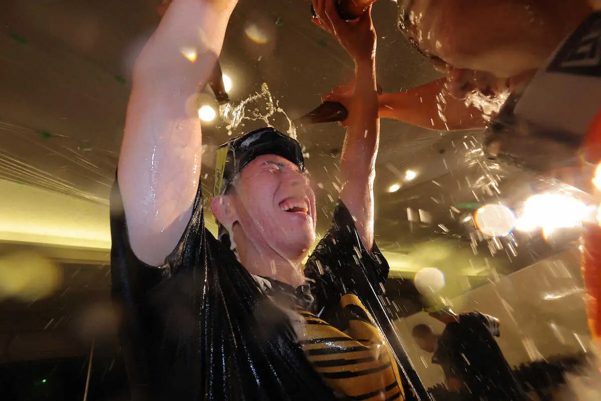 【画像・写真】巨人・戸郷　初のビールかけ参加に「格別。メッチャ最高です」