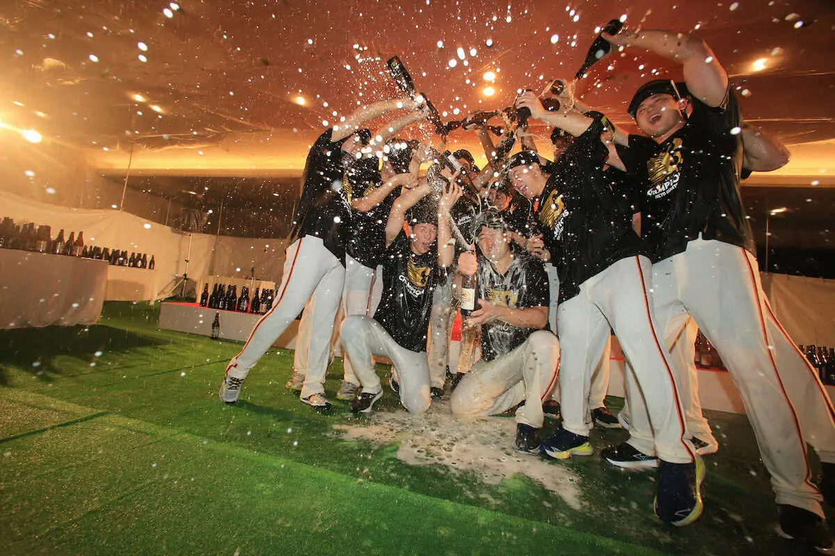 【画像・写真】巨人歓喜のビールかけ　3000本のビール、酒だるは20分で…