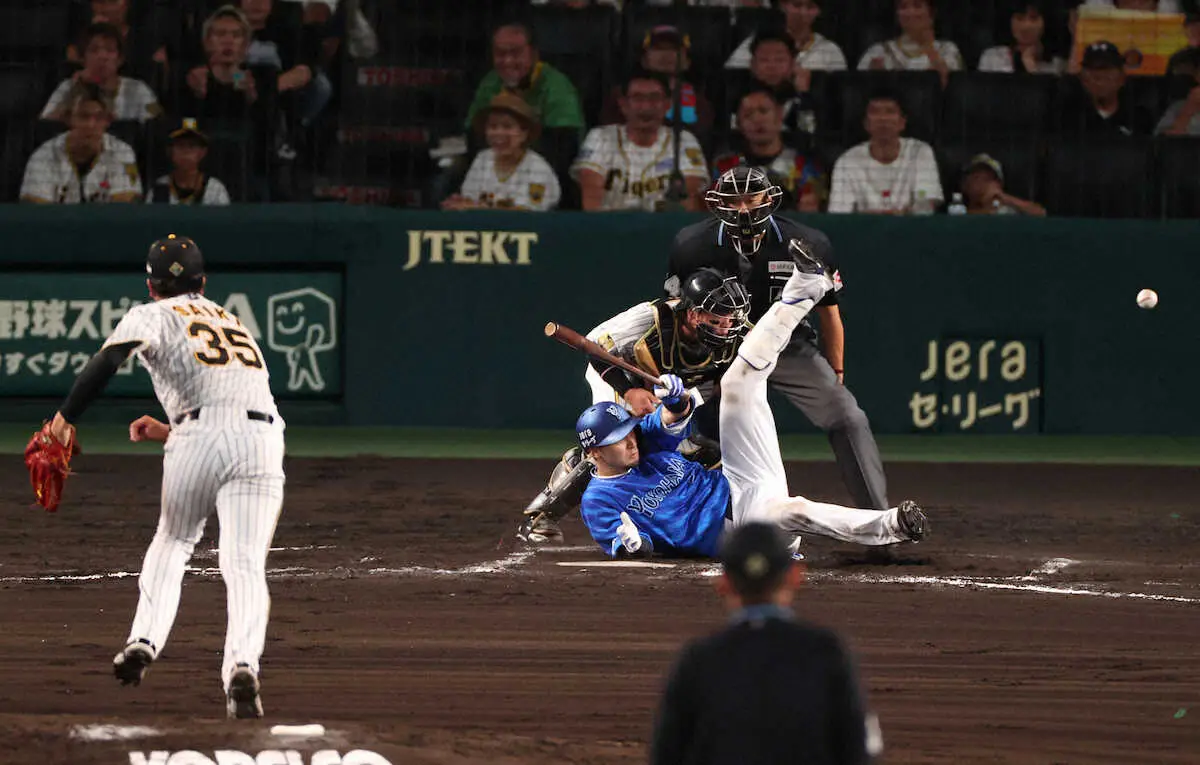 【画像・写真】DeNA・宮崎敏郎が勝ち越しの2点二塁打＆牧秀悟が幸運の本盗成功　球場どよめく