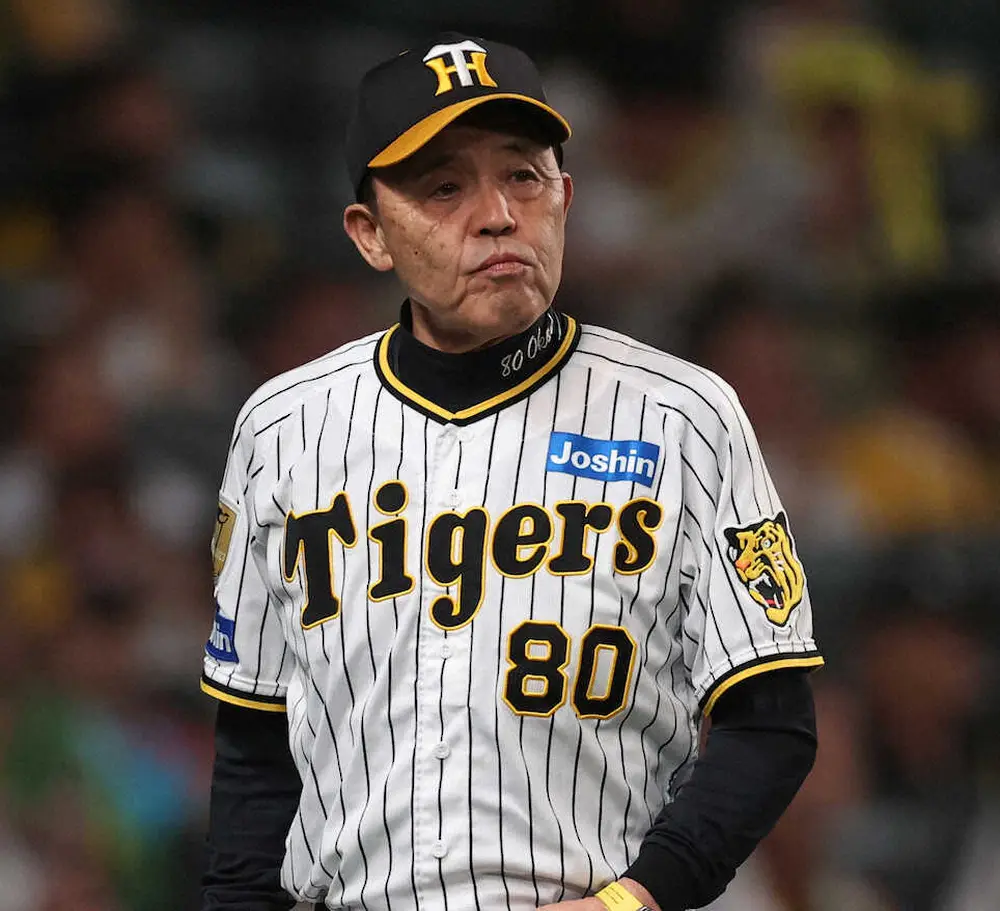 【画像・写真】＜神・D＞7回、選手交代を告げてベンチに戻る岡田監督（撮影・北條　貴史）