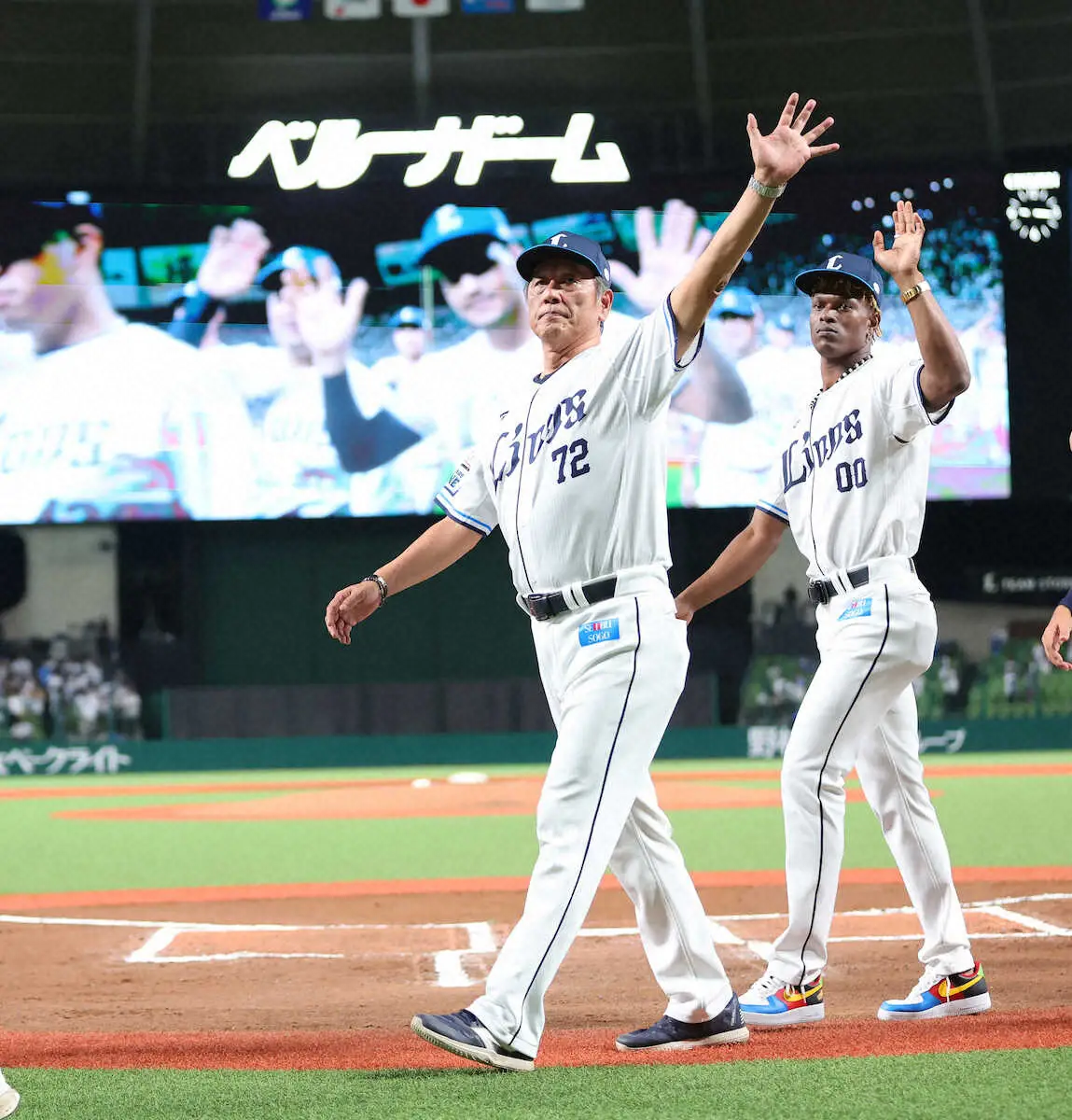 【画像・写真】最下位・西武　本拠最終戦セレモニーで渡辺監督代行が謝罪「悔しくつらい思いを」　ファンは温かい拍手