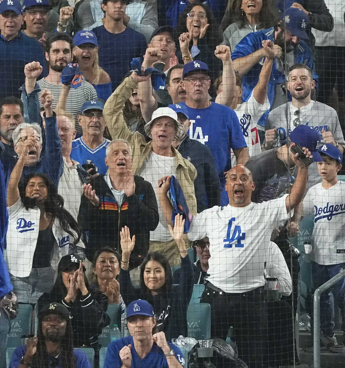 【画像・写真】「ブラピがいる！」名俳優らVIP観戦にドジャースタジアム5万人超ファン騒然　チケット完売