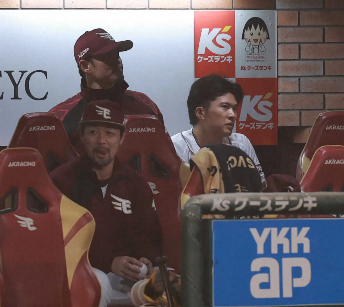 【画像・写真】楽天・今江敏晃監督「1年間チームを引っ張ってくれてありがとう」今季11勝の早川に謝意