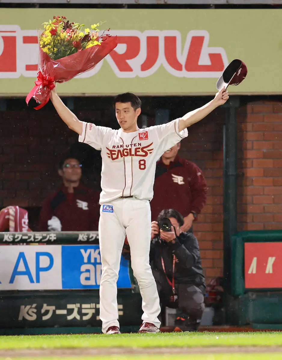 【画像・写真】楽天・辰己　プロ野球新の外野手のシーズン刺殺392を樹立「まずは天国にいる青田昇さんに報告したい」
