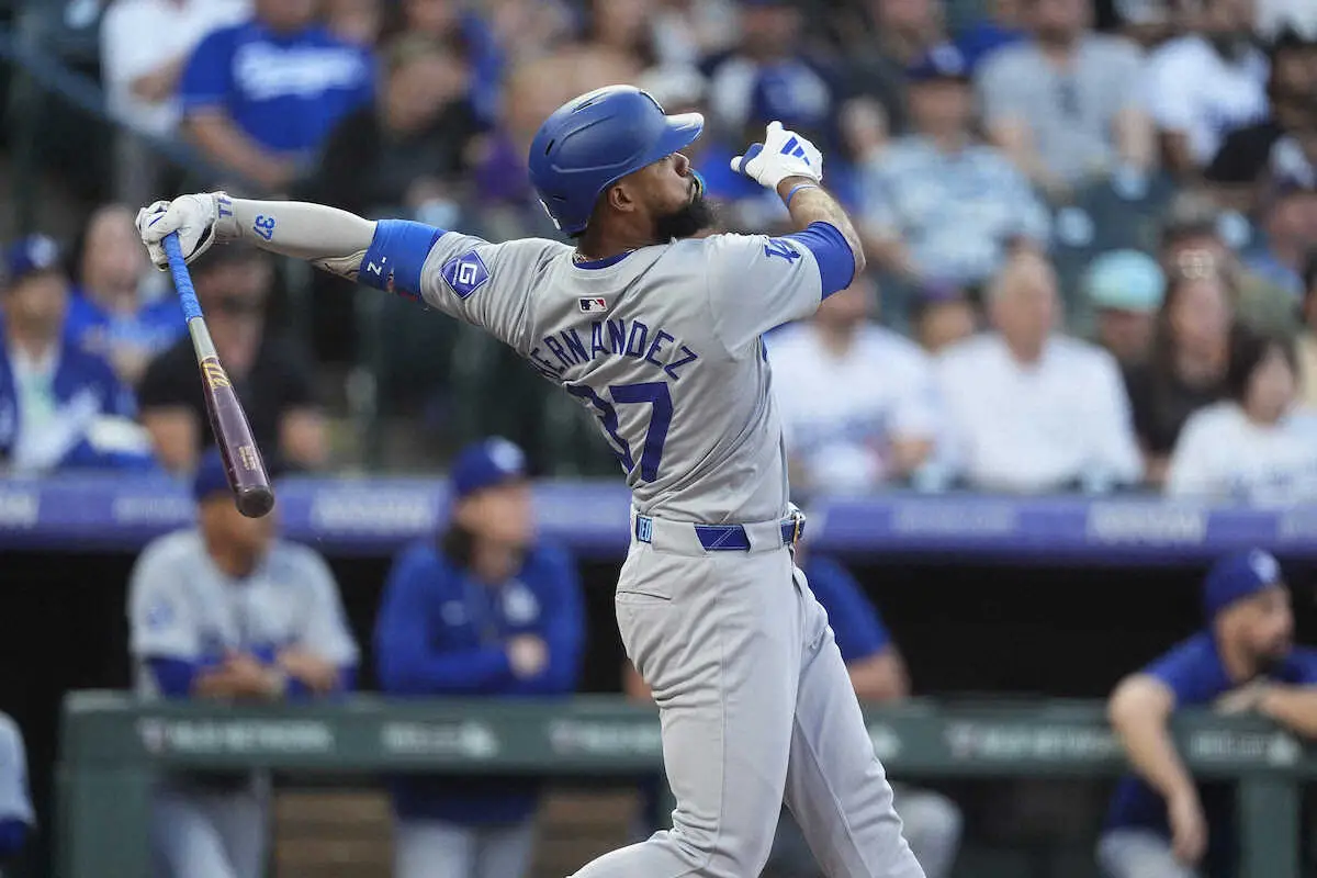 【画像・写真】神様仏様テオ様だ！T・ヘルナンデスが3回に起死回生の満塁弾　劣勢から一転、1点差　敵地静まり返る