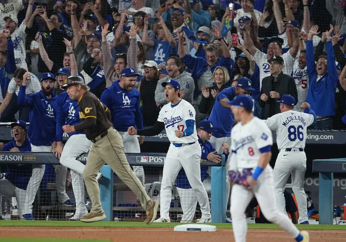 【画像・写真】大谷翔平＆山本由伸　試合後に記念Tシャツに着替えてナインと歓喜の抱擁＆シャンパンファイト