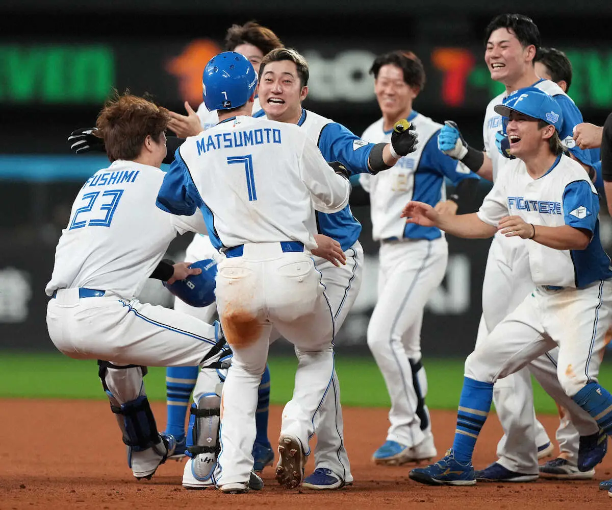 【画像・写真】日本ハム・浅間　みんなが鳥肌！興奮のサヨナラ打も万波に最敬礼「カッケー、こいつ。先輩として絶対…」