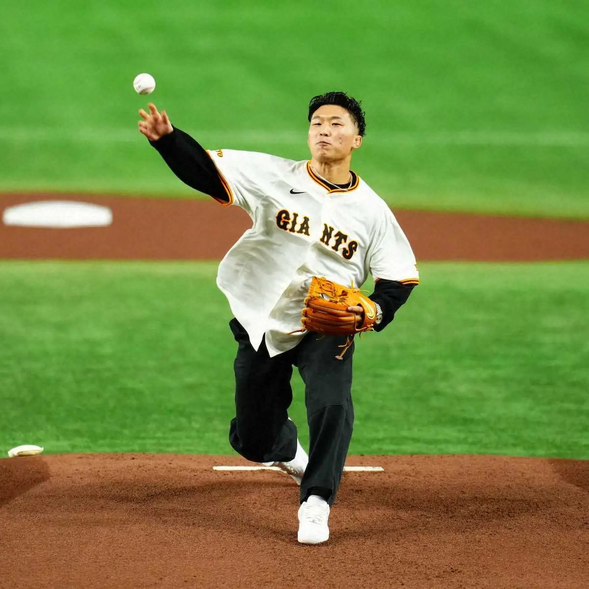 【画像・写真】パリ五輪レスリング金の日下尚“橙魂注入”始球式！「最高に楽しい18.44メートルでした」迷＆名言連発