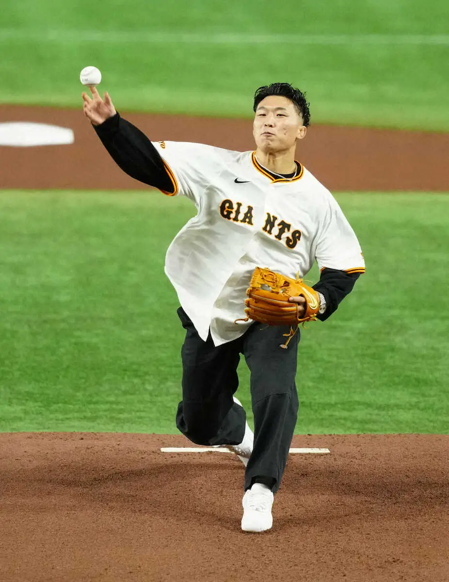 【画像・写真】レスリング・日下　緊張の始球式でワンバウンド投球　浅野とジモトークに「うれしかった」