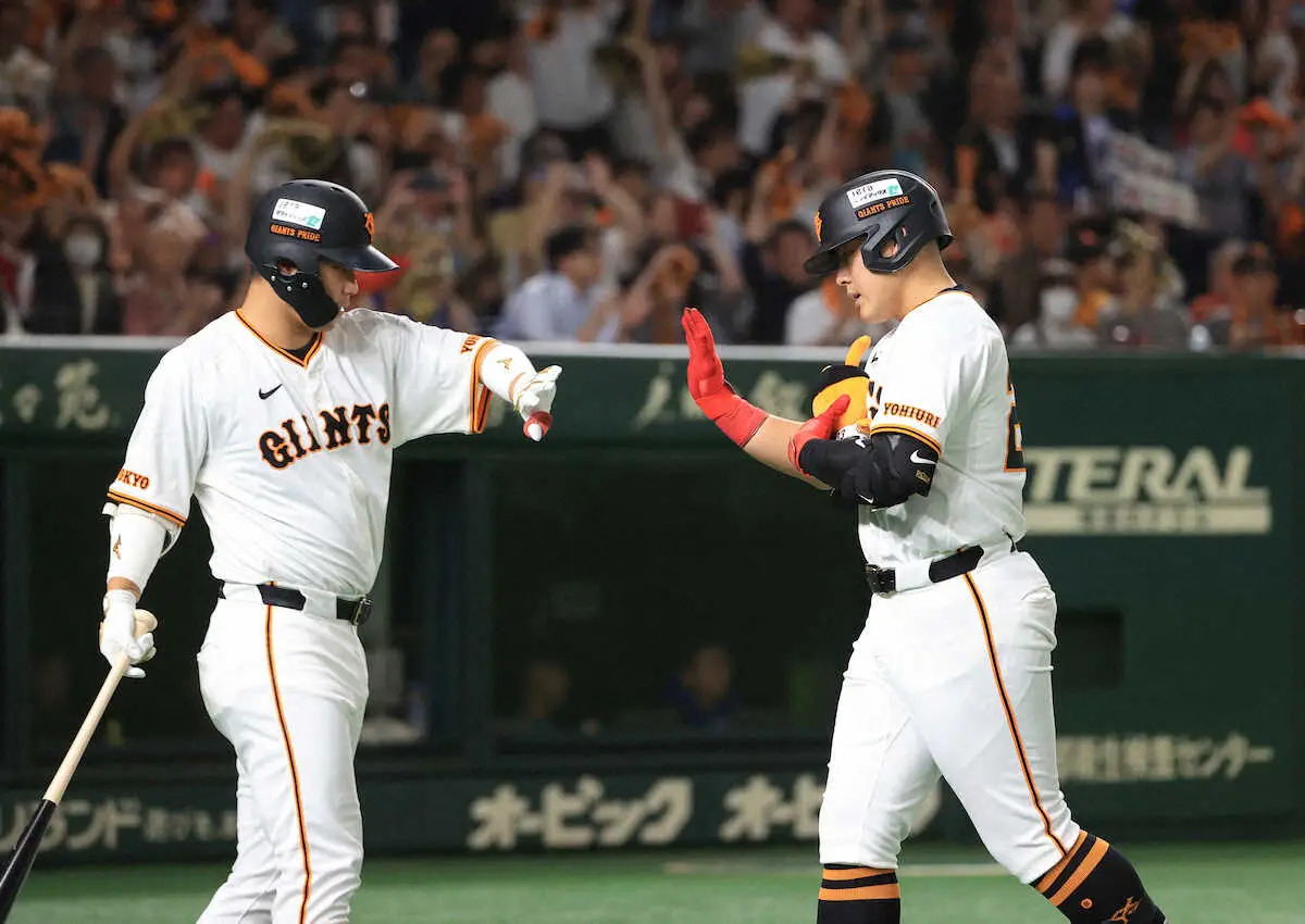 【画像・写真】ついに出た！！岡本和真が主砲の意地見せる一発　3戦目で初の先制点　阿部監督、拍手でお出迎え