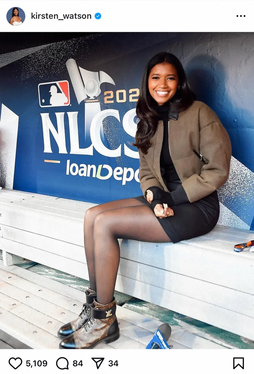 【画像・写真】ド軍リポーターのワトソンさん　リッチな“NYコーデ”披露　ミニ丈ワンピに…「HR級ブーツ」反響続々