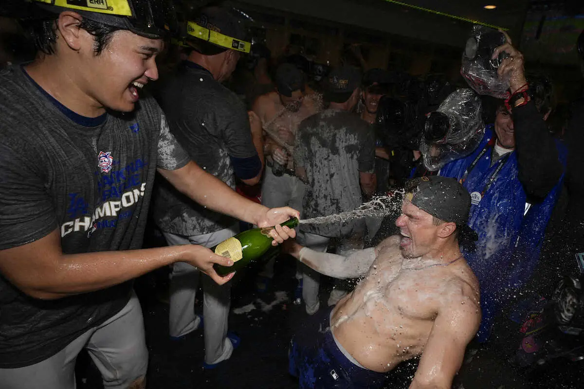 【画像・写真】大谷翔平　悲願のWS進出決め歓喜のシャンパンファイト「もう1回やって今年を終えたい」笑顔で泡まみれに