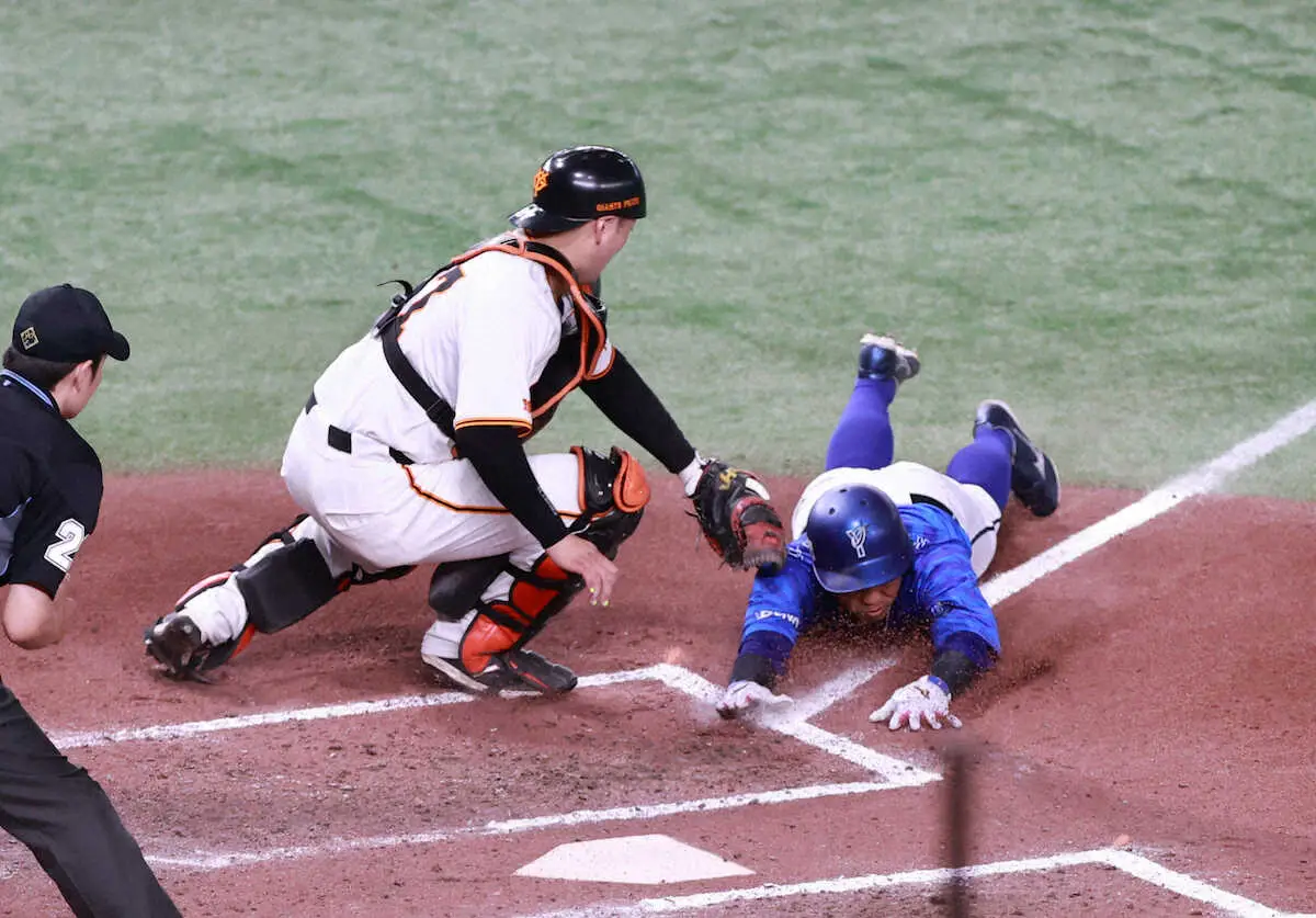 【画像・写真】裏目、裏目のDeNA　4回無失点の浜口交代直後に康晃被弾…桑原の幸運三塁打も生かせず