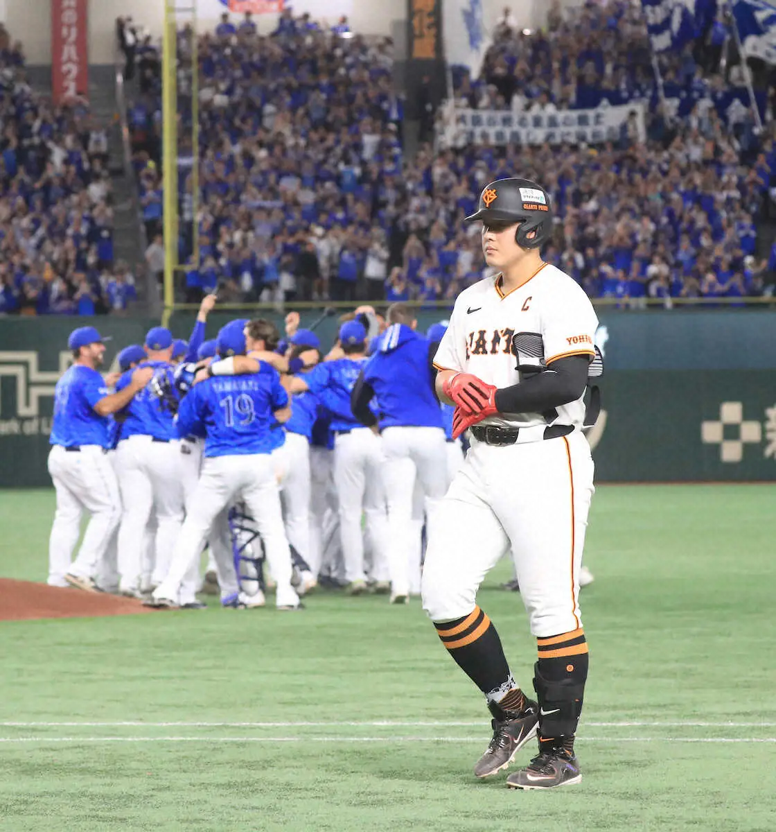 【画像・写真】巨人・岡本和真「悔しいです。また来年頑張りたい」この日もDeNAに勝負してもらえず、2度の申告敬遠