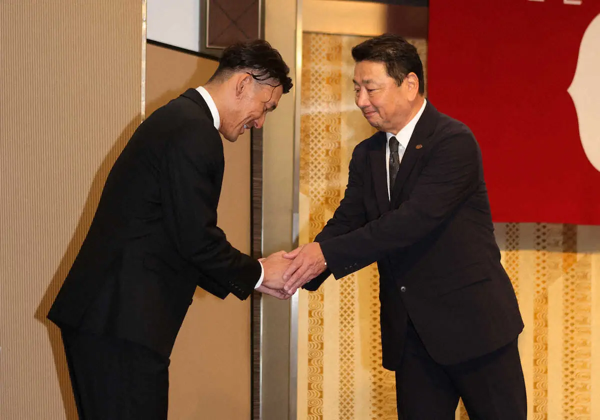 【画像・写真】巨人・梶谷が引退会見「とにかく体がついていかない」　同学年・坂本ら11選手がサプライズ登場