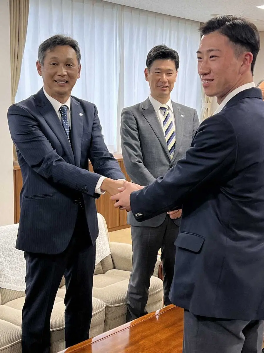 【画像・写真】西武ドラ1金沢・斎藤に指名あいさつ　急きょ訪問の西口監督が守備力絶賛「ゲームで言えばS」大型遊撃手