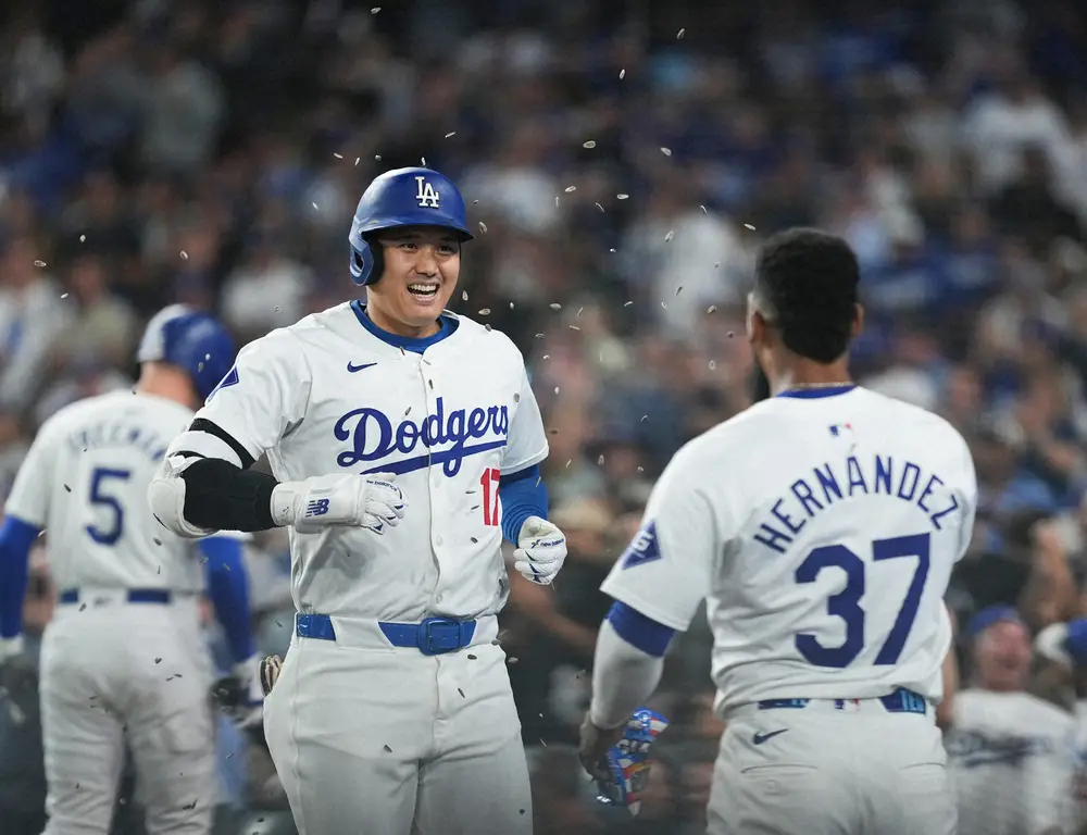 【画像・写真】シーズン中、本塁打を放った大谷（左）にヒマワリの種を投げて祝福するT・ヘルナンデス
