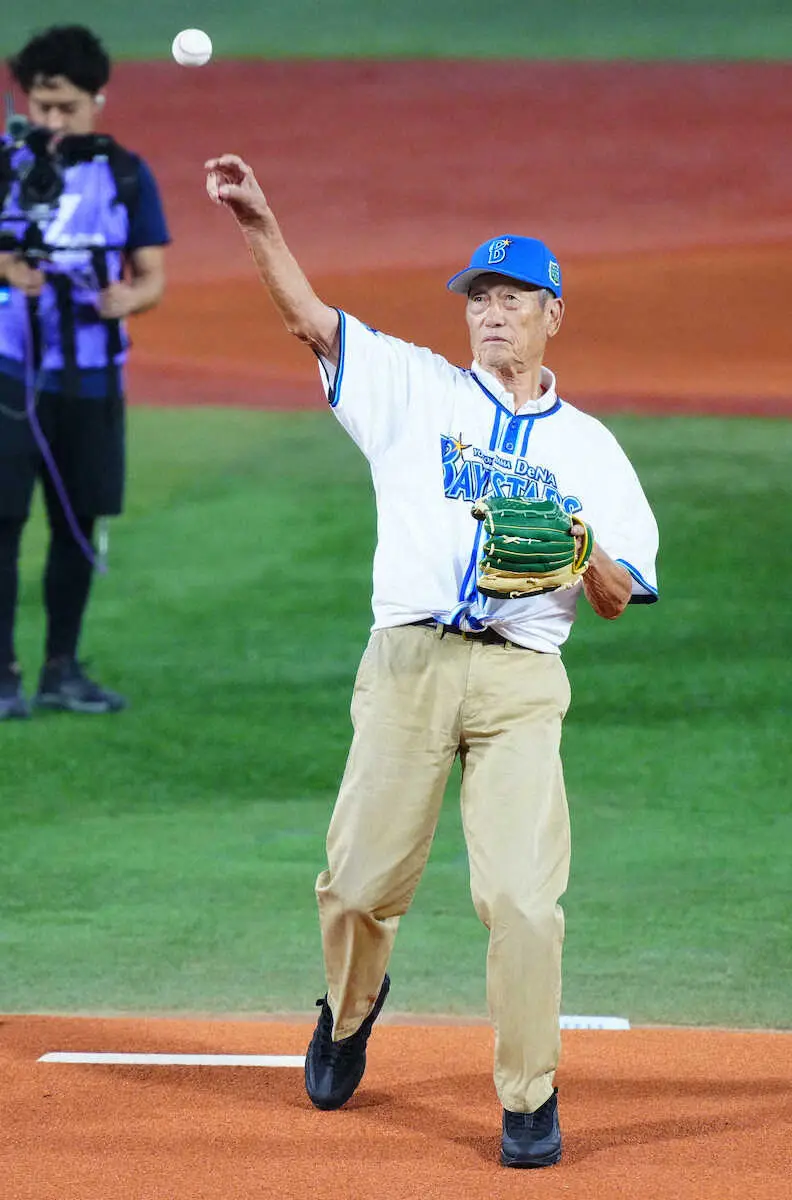【画像・写真】DeNA　98年日本一監督の権藤氏　85歳もノーバンストライク始球式
