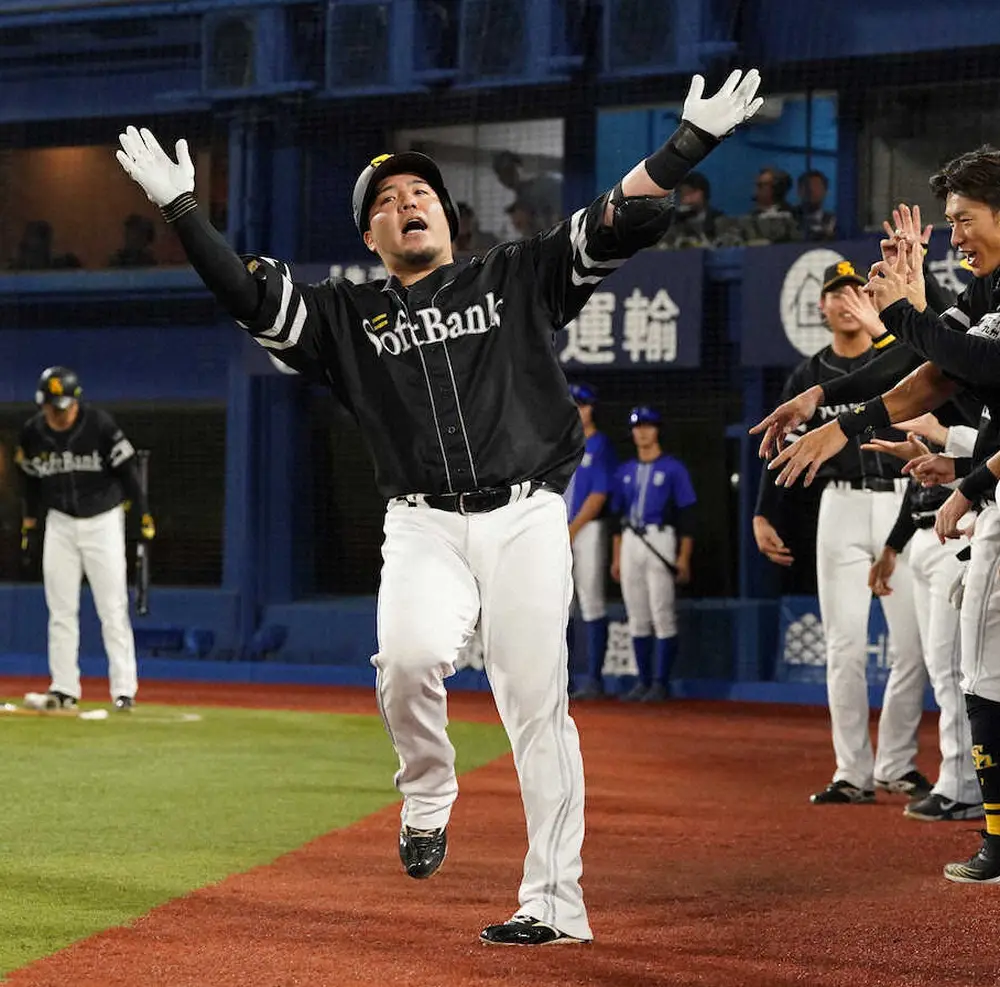 【画像・写真】ソフトバンク・山川　シリーズ初安打が先制V2ラン　日本S14連勝呼んだ　「しっかりと押し込めた」