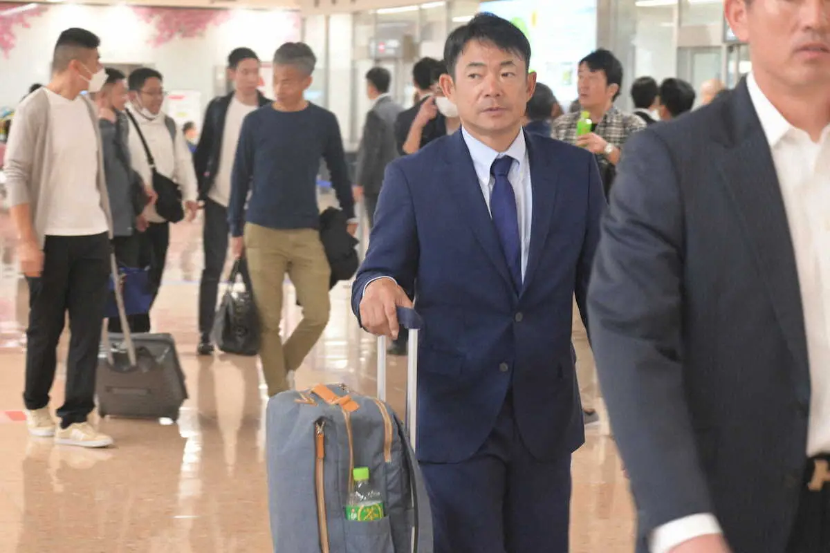 【画像・写真】西武・仁志敏久野手チーフ兼打撃コーチが宮崎入り「選手たちが勝利至上主義になるべき」