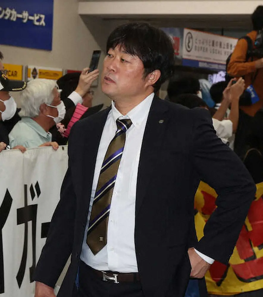 【画像・写真】阪神・安藤投手チーフコーチ　“岡田イズム”継承の毎日ブルペン　「積極的に投げてほしい」