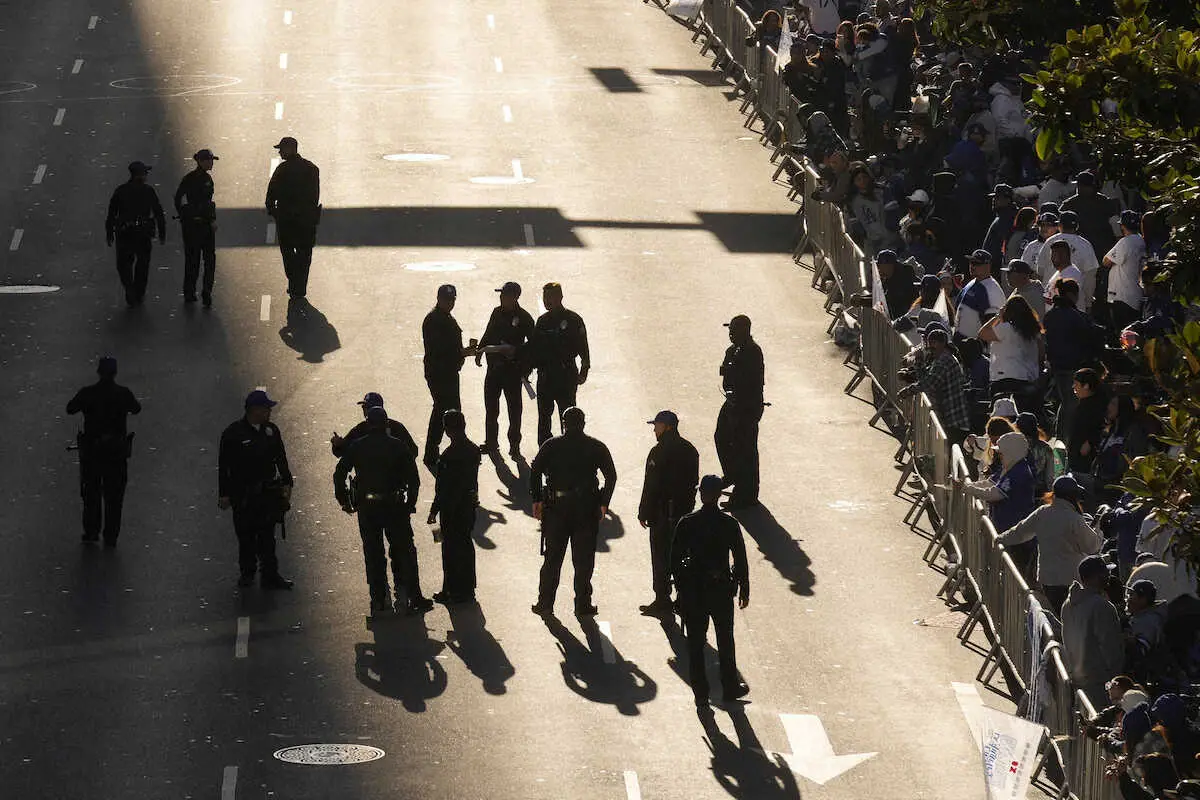 【画像・写真】ドジャースの優勝パレードを前に集まるロサンゼルスの警察官ら（AP）