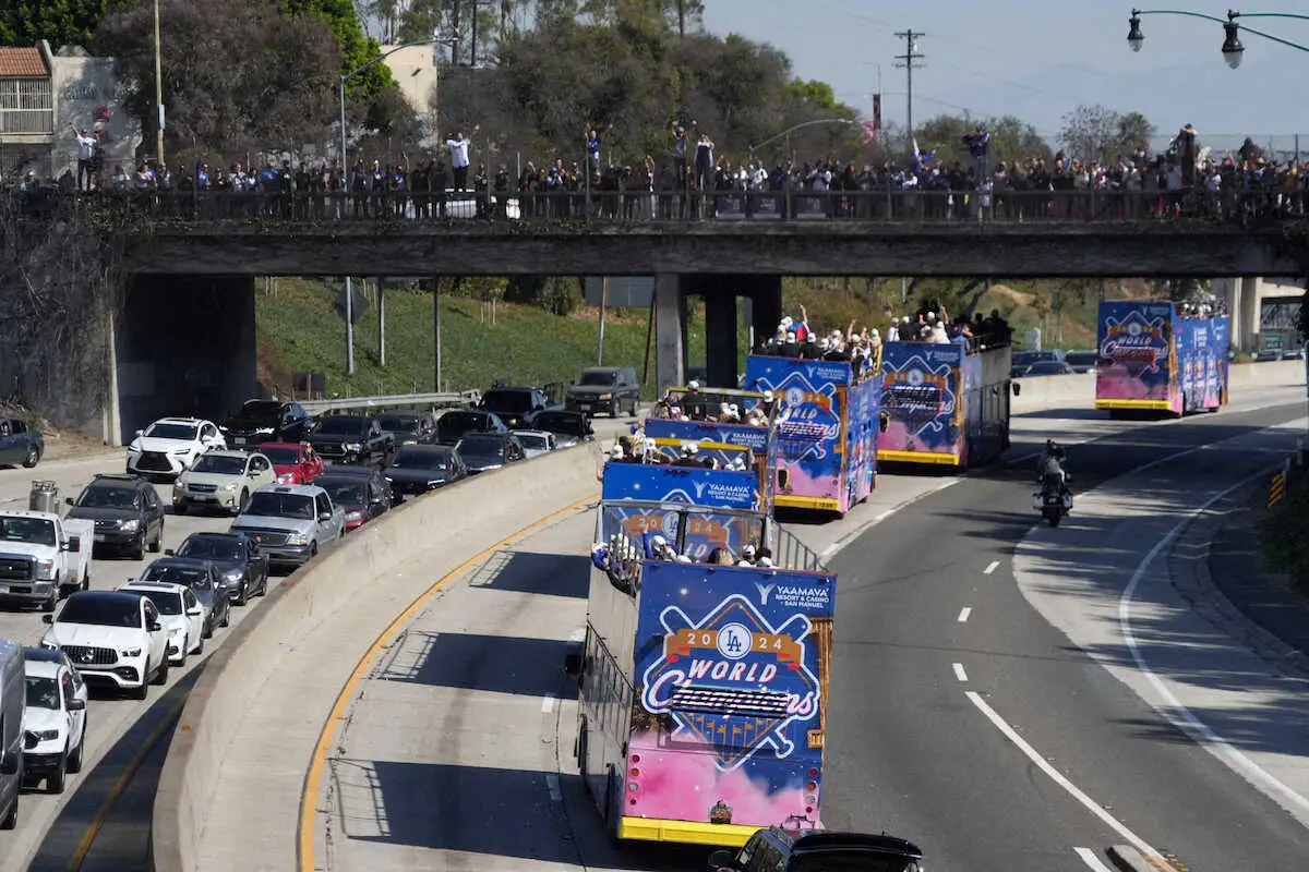 【画像・写真】ドジャースの優勝パレード中、反対車線の車両からはクラクションによる「祝福」が相次ぎ、歩道橋の上からは歓声が届けられた(ロイター)