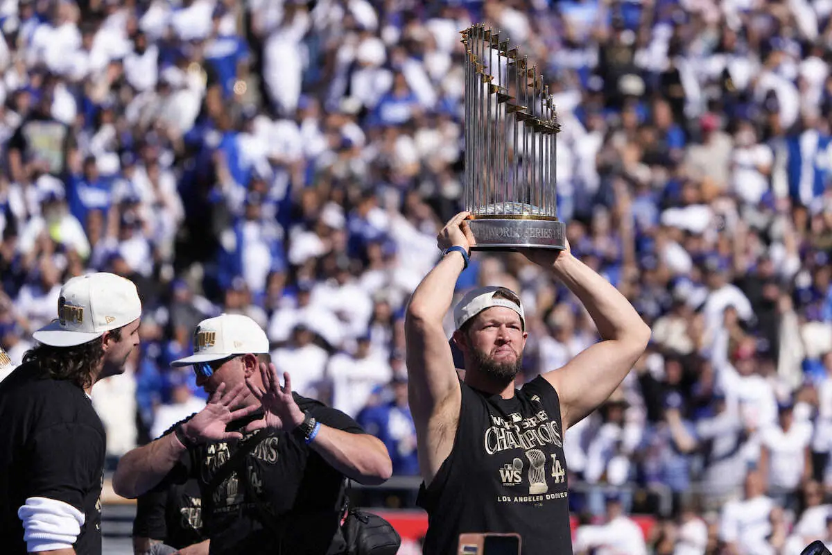 【画像・写真】祝賀イベントで優勝トロフィーを掲げるカーショー（AP）