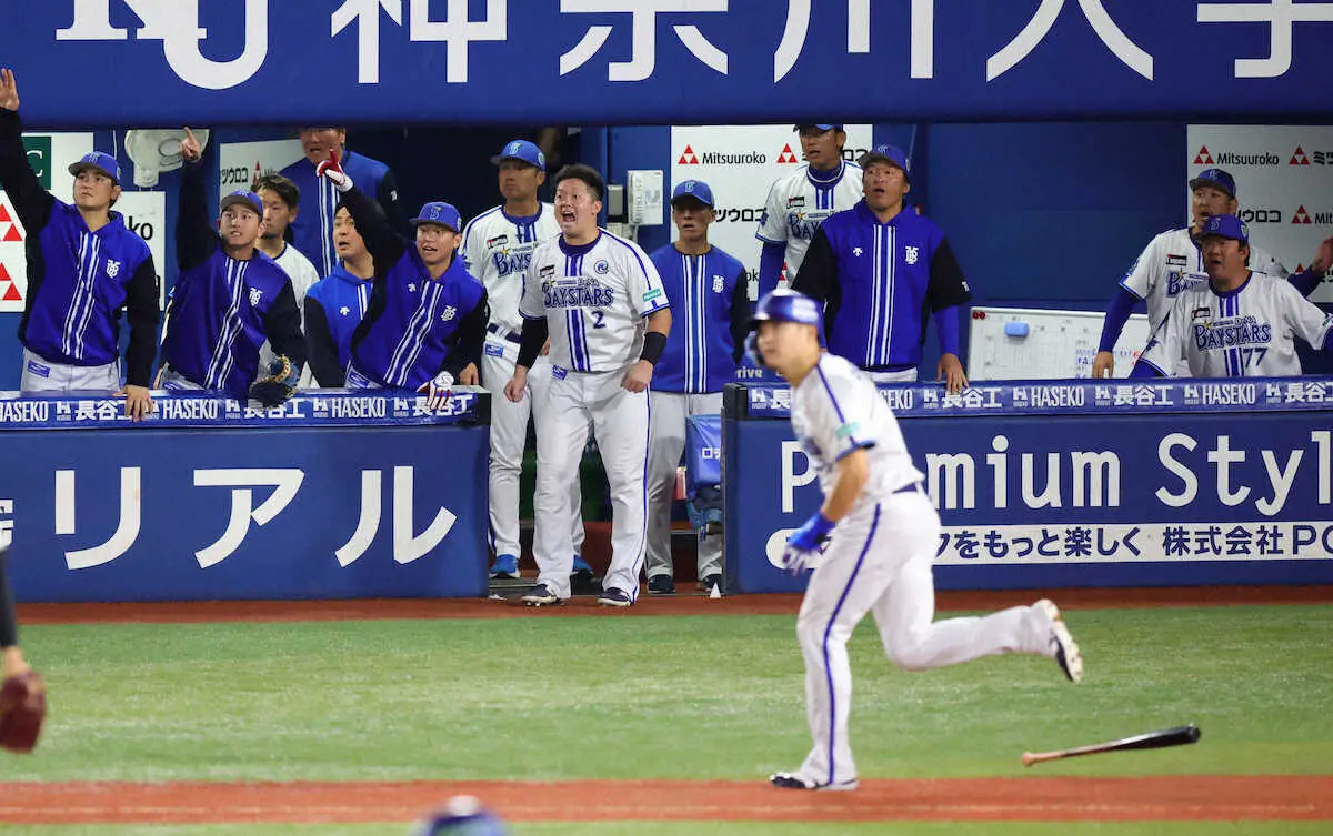 【画像・写真】DeNA・牧秀悟　雄叫びをあげながら歓喜の輪　主将元年で示した「勝ち切る覚悟」