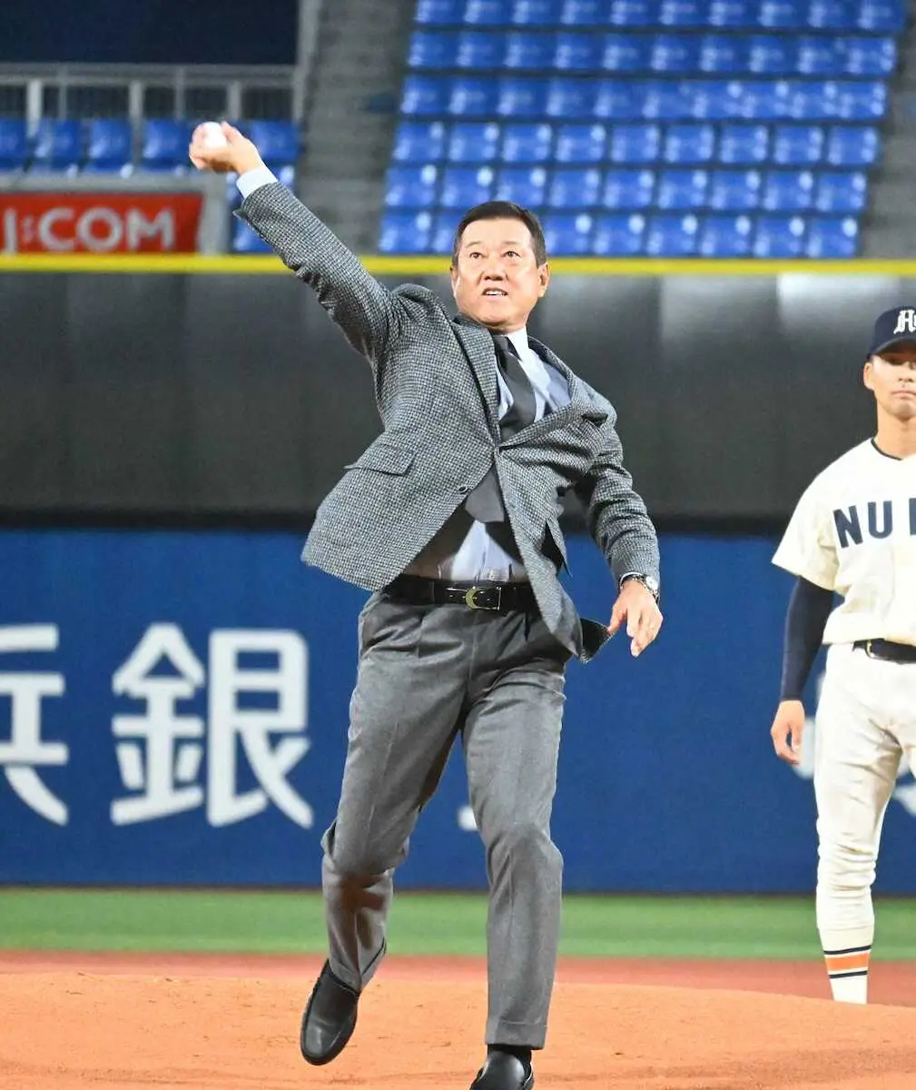 【画像・写真】【大学野球】関東選手権開幕　前巨人監督の原辰徳氏が始球式「全力で戦って」