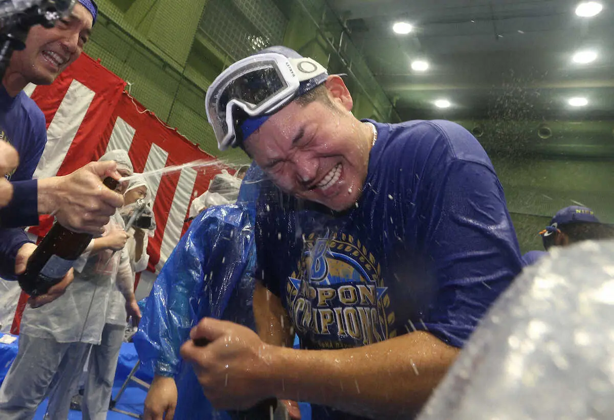 【画像・写真】DeNA筒香　先制弾＆4打点！この瞬間のため徹した縁の下の力持ち　17年の悔しさ知る桑原と歓喜の抱擁