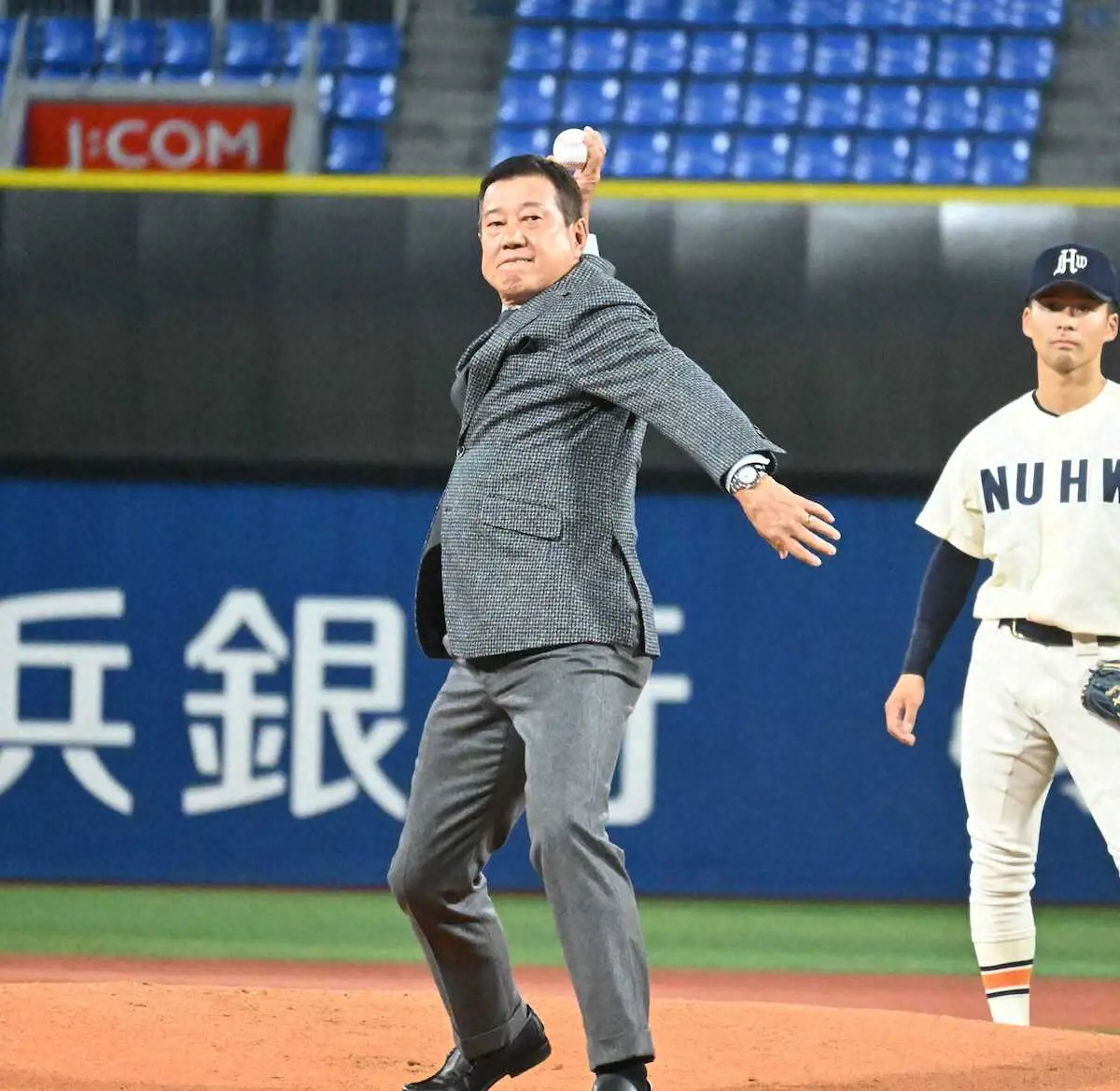 【画像・写真】原辰徳氏が始球式　「よいしょ」でストライク投球披露