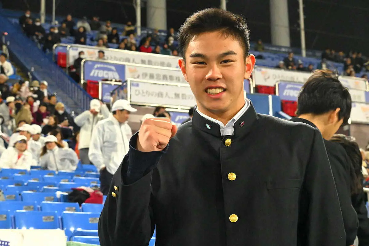 【画像・写真】早実・宇野真仁朗前主将が応援「新鮮な気持ち」　今夏は甲子園で大社と伝説的試合