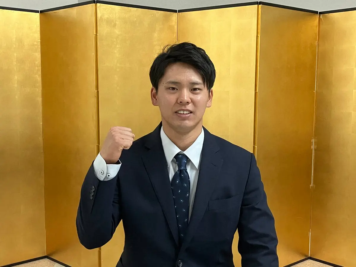 【画像・写真】西武ドラフト7位指名の古賀輝希と仮契約「将来はライオンズの顔として活躍できる選手を目指します」