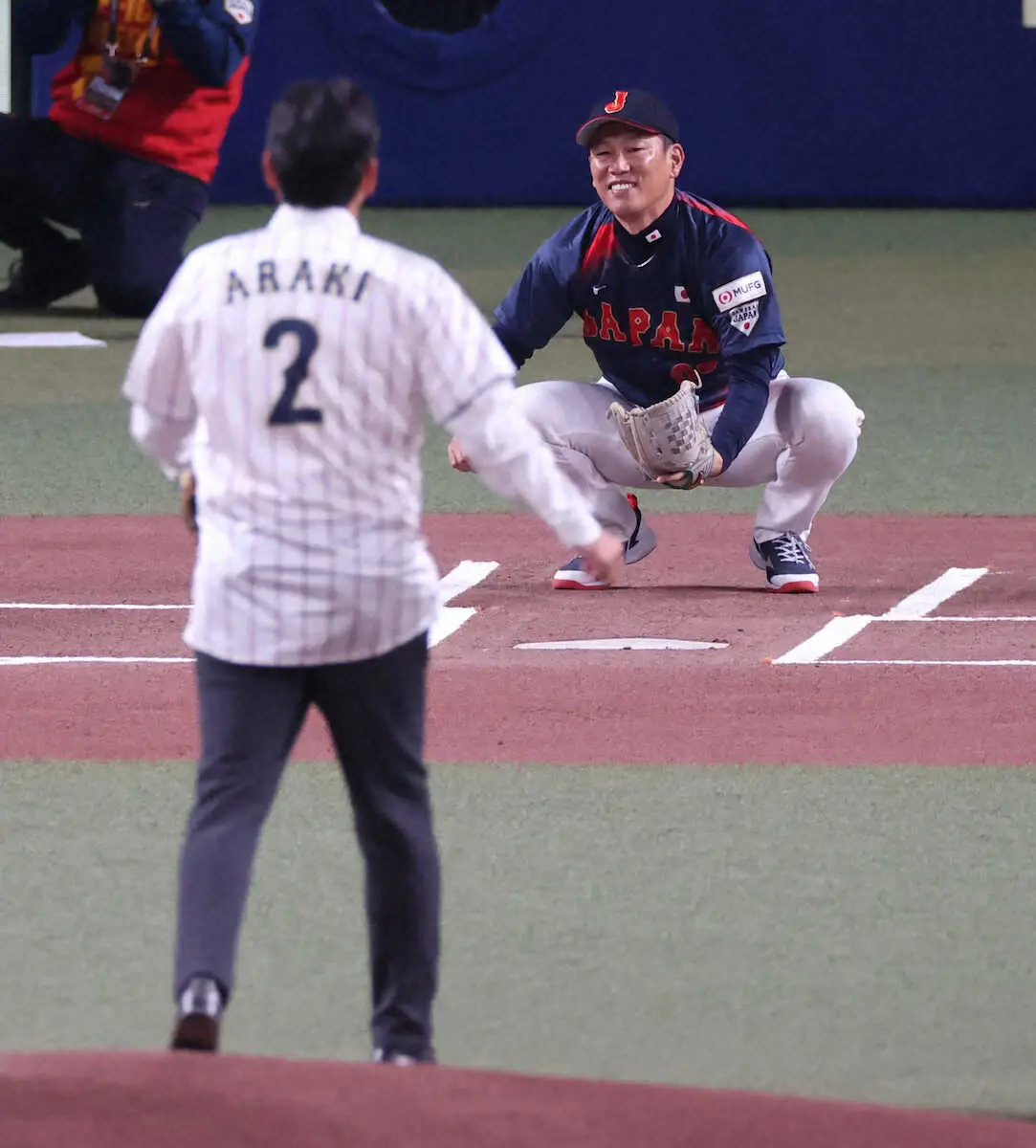 【画像・写真】「アライバ」バッテリーで復活！侍ジャパン始球式で荒木氏が登場　捕手にはサプライズで井端監督