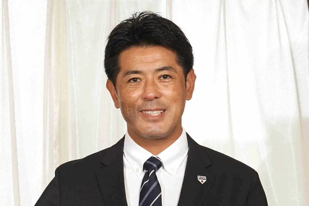 【画像・写真】稲葉篤紀氏が始球式　前回大会優勝、世界一バトンつなぐ　侍ジャパン、プレミア12初陣