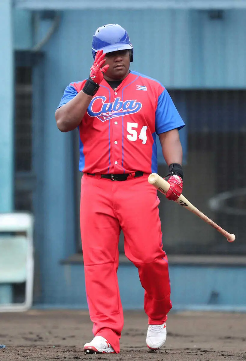 【画像・写真】【プレミア12】キューバ代表・デスパイネの勇姿に日本ファン歓喜「親方が走ってる！」