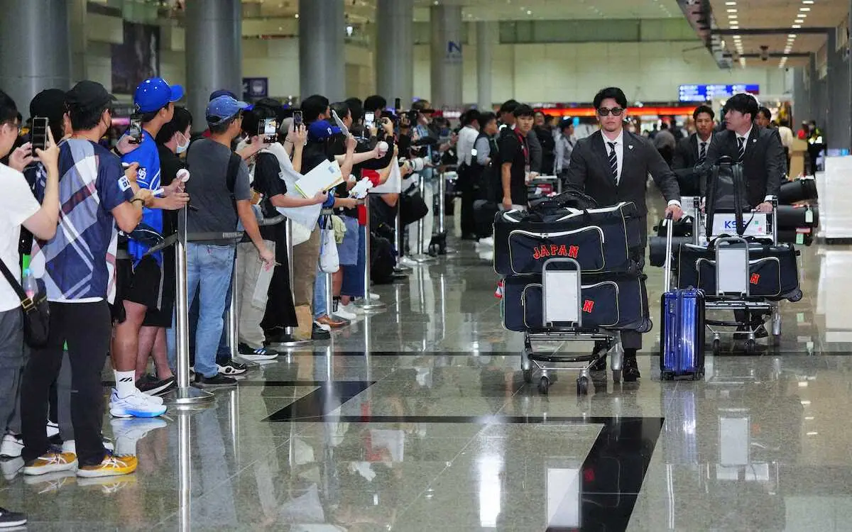 【画像・写真】侍ジャパン台湾入り　空港に約100人出迎え、日本語で歓声　清宮「飛行機広く座れてよかった」